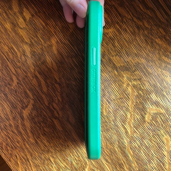 iPhone 15 Green Juice OtterBox Symmetry Case MagSafe - Picture 4 of 5